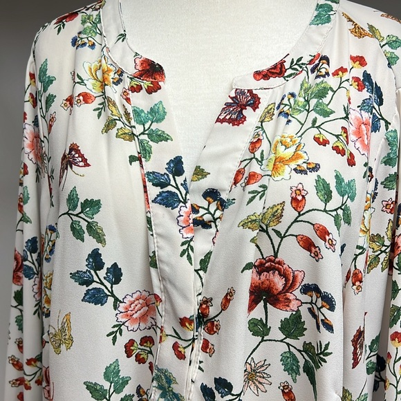 Beautiful floral top - Picture 2 of 10